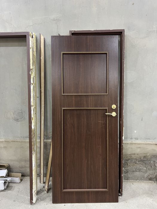 Taxta eshik sotiladi 8ta karobkalari bor