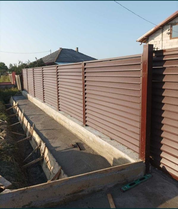 Facem garduri din plasă bordurată sau din șipcă metalică