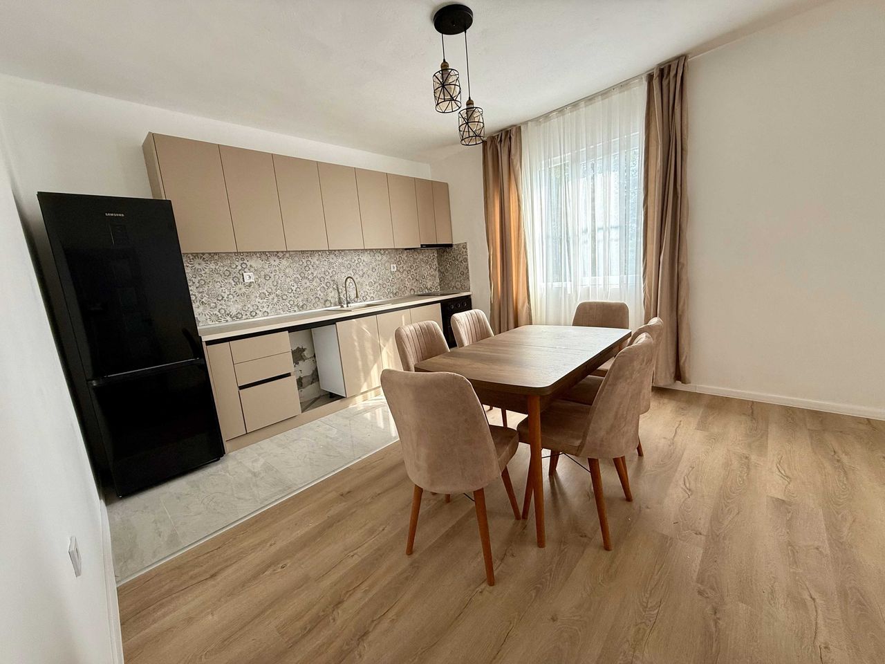 Дава се под наем Тристаен апартамент в Асеновград - 110 кв.м за 433.5 € - Снимка #1