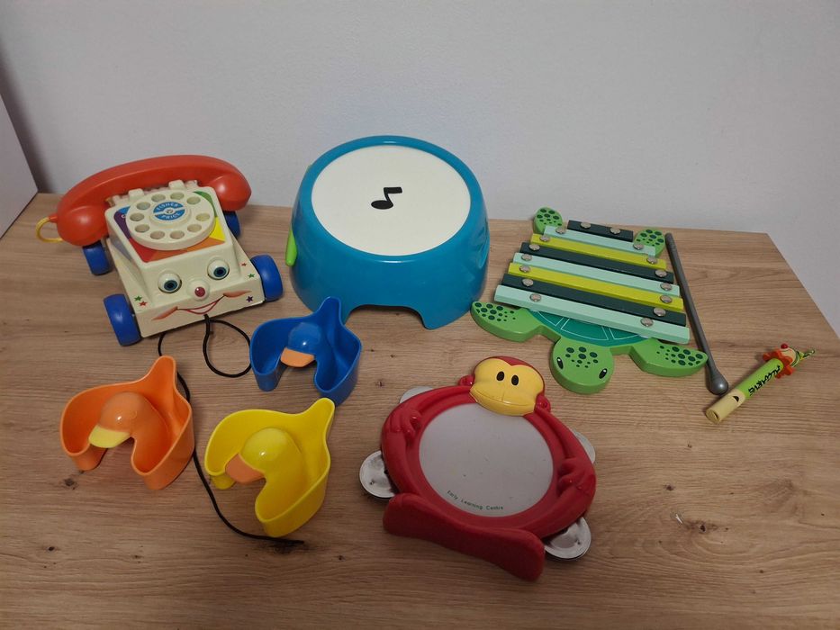 Vand lot cu 8 jucarioare (telefon, toba, xilofon,fluier,etc)