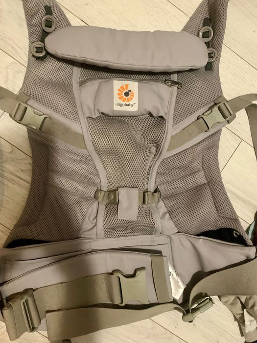 Marsupiu Ergobaby Omnibreeze + haine copil, paturici și Pampers nr 6