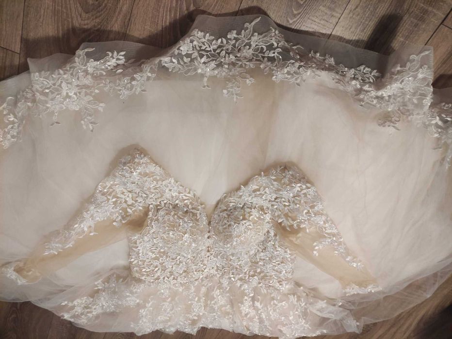 Rochie de mireasa cu dantela si tull, in stil printesa