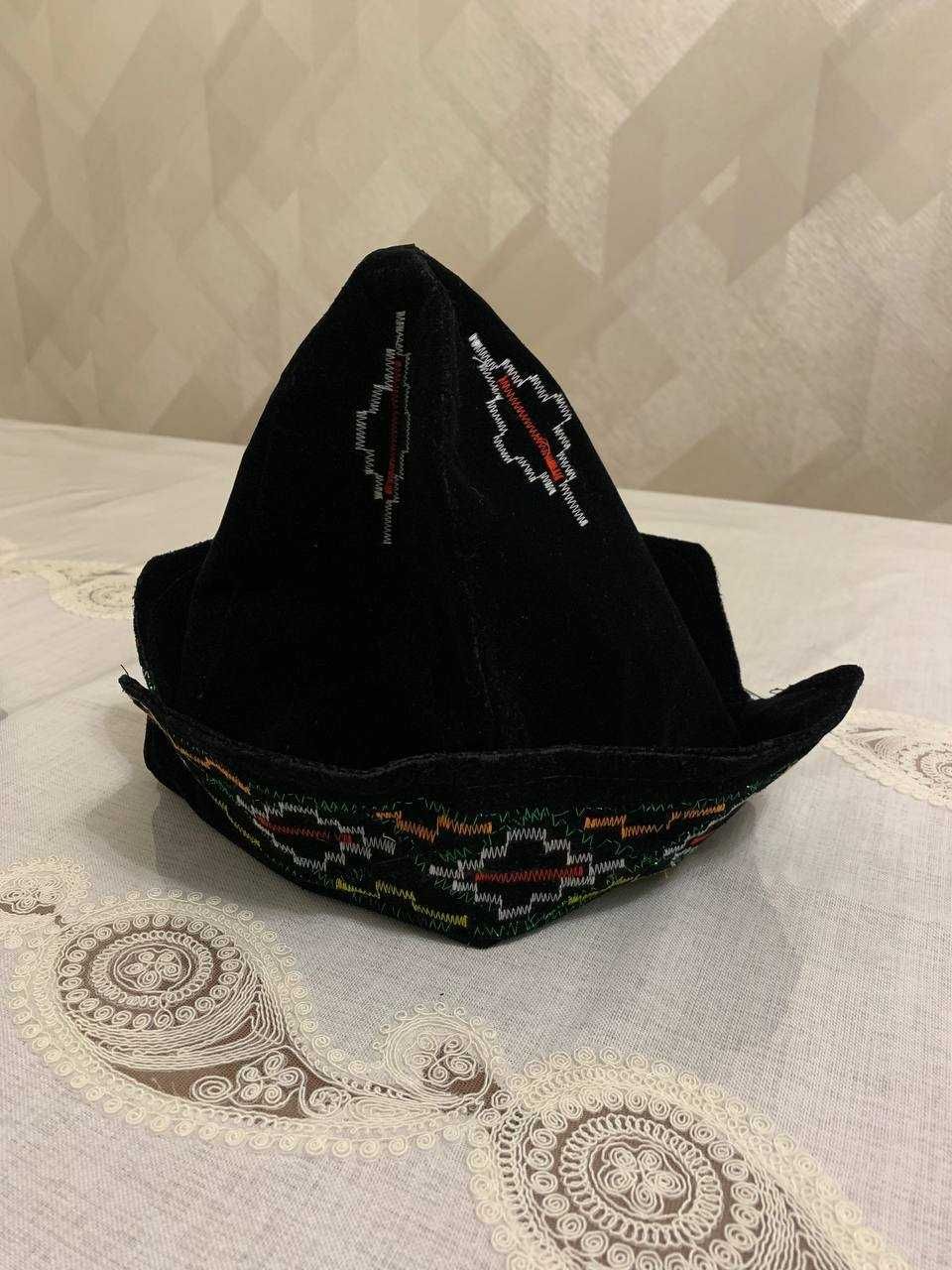 Каракалпакский мужской чапан, пояс и шапка