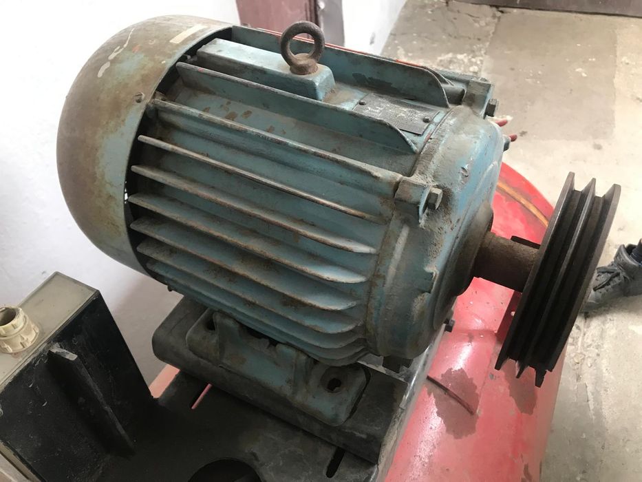 Vând motor electric trifazic 5.5 KW 2800 de turații cu o greutate 58kg