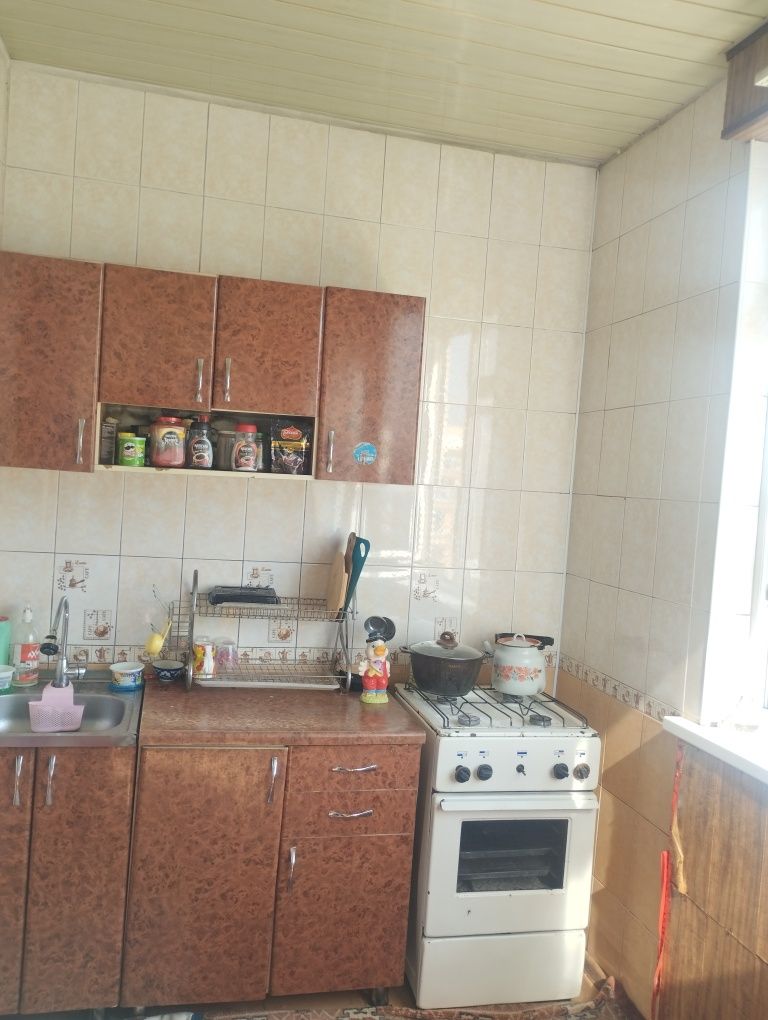 Uy 4 xonali sotiladi