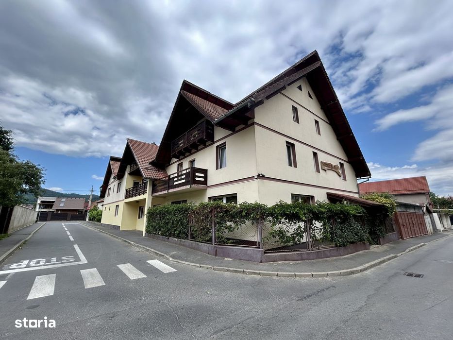 Pensiune cu potențial deosebit, vedere spectaculoasă spre Piatra Craiu