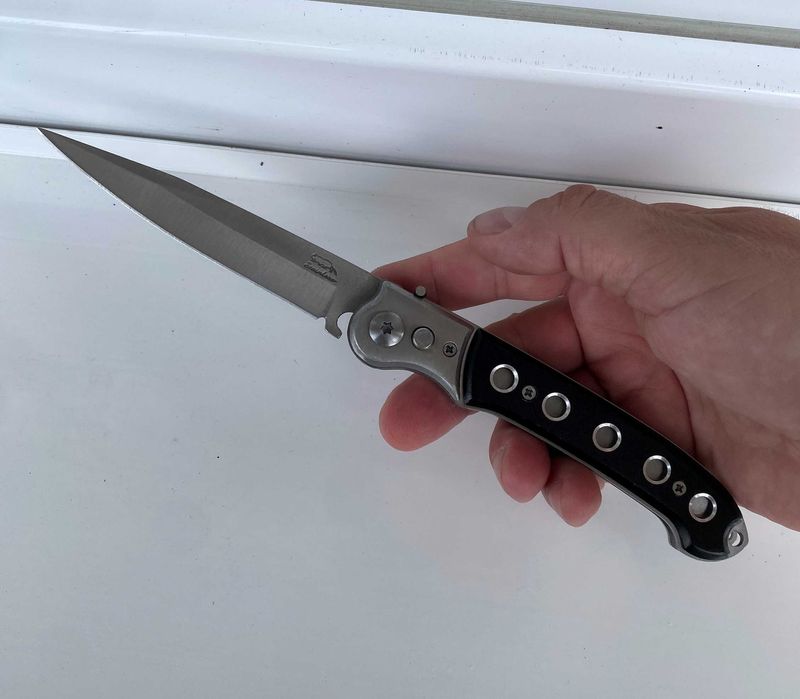 Cuțit pliabil tactic cu deschidere asistată, model gravat pe lamă