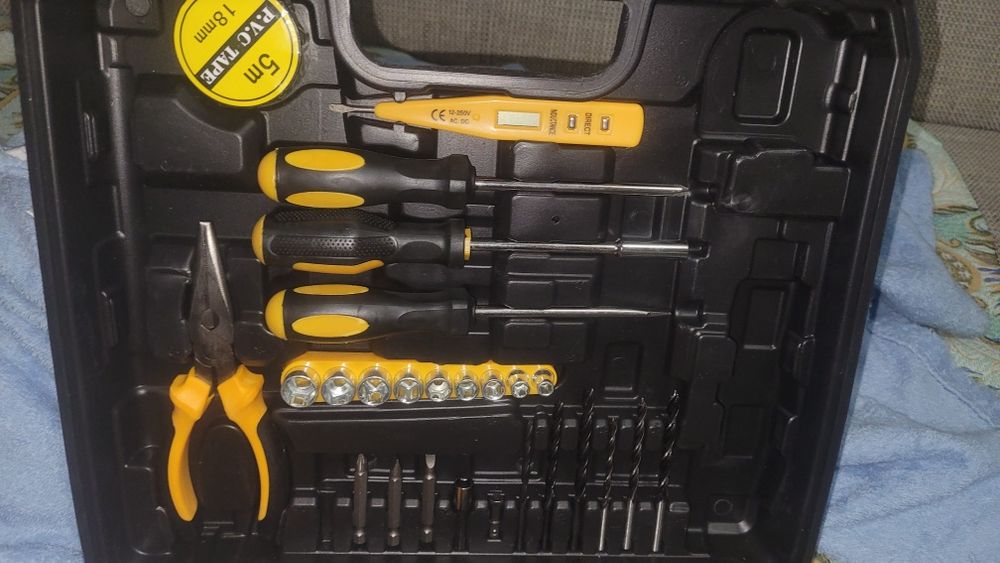 Vand trusa bormasina cu 2 acumulatori.