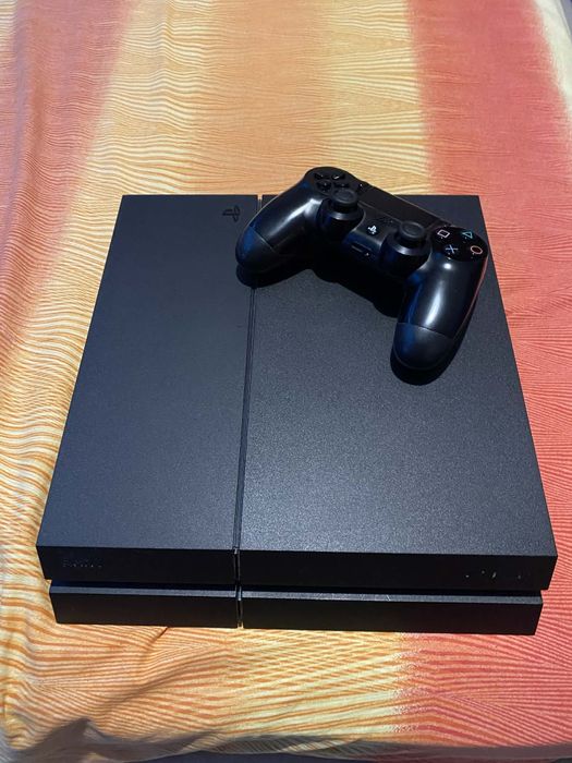Продавам PS4 FAT 500GB с джойстик+ 7 игри за които се доплаща