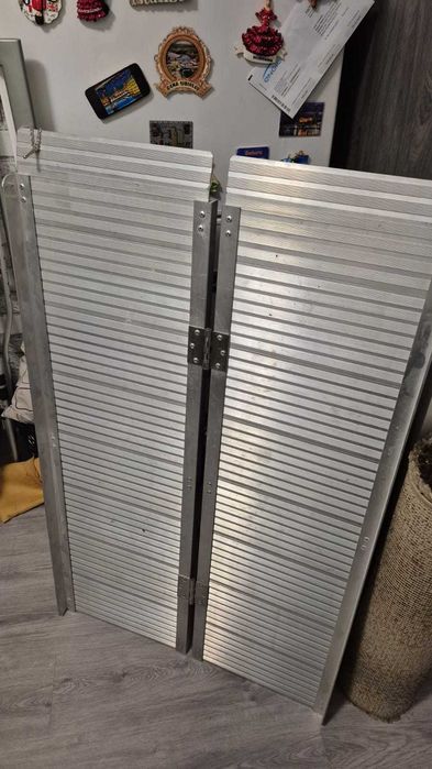 Platforma metalică acces scara