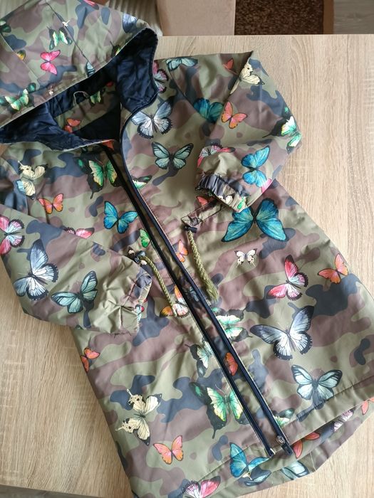 Продается куртка для девочки 6-7лет. В отличном состоянии.