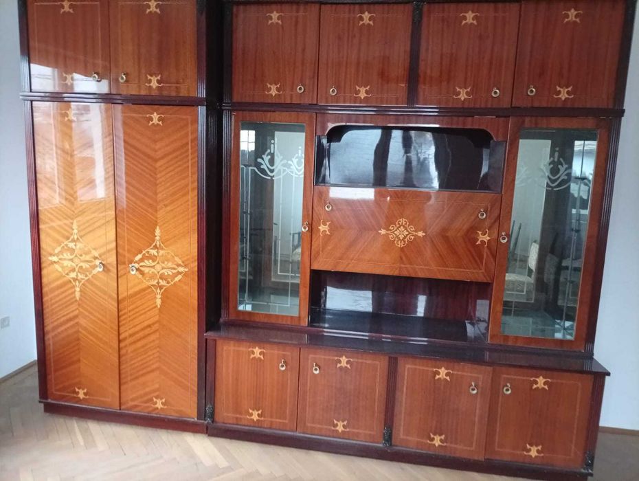 Mobilier vintage din lemn masiv