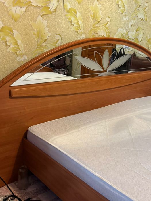 Продам кровать с зеркальным изголовьем