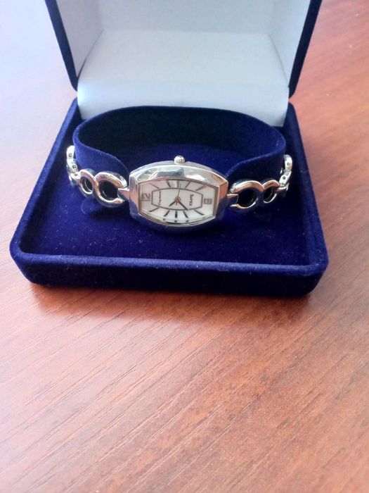 Часы женские ручные, новые, 6500.