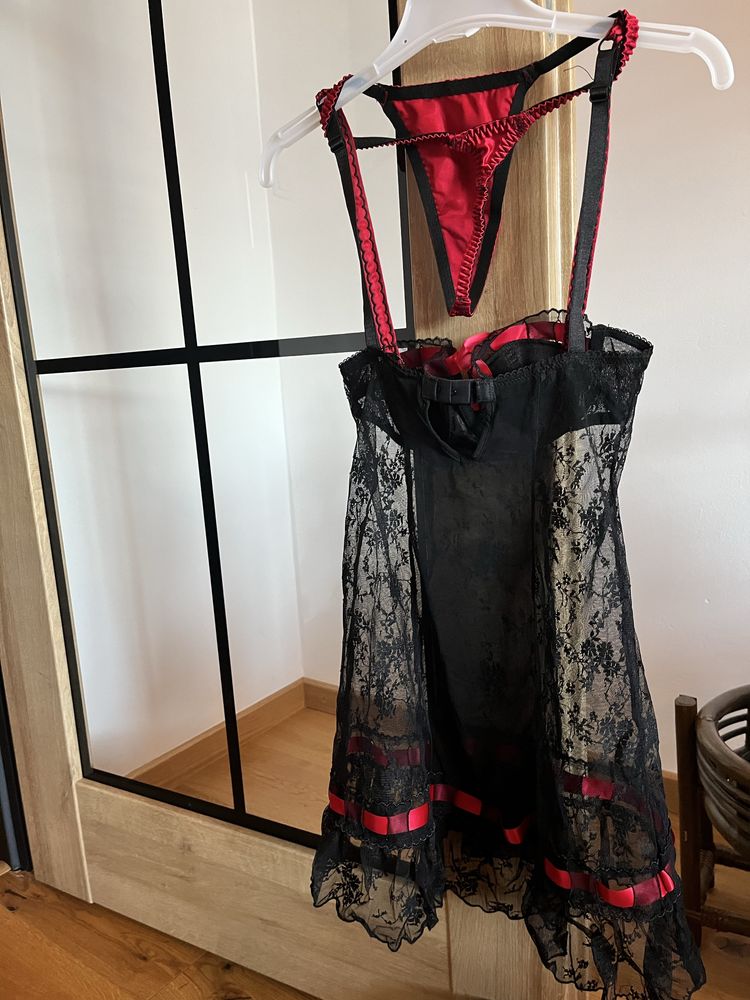 Set lenjerie La Senza marime 36/38 - negru- rosu