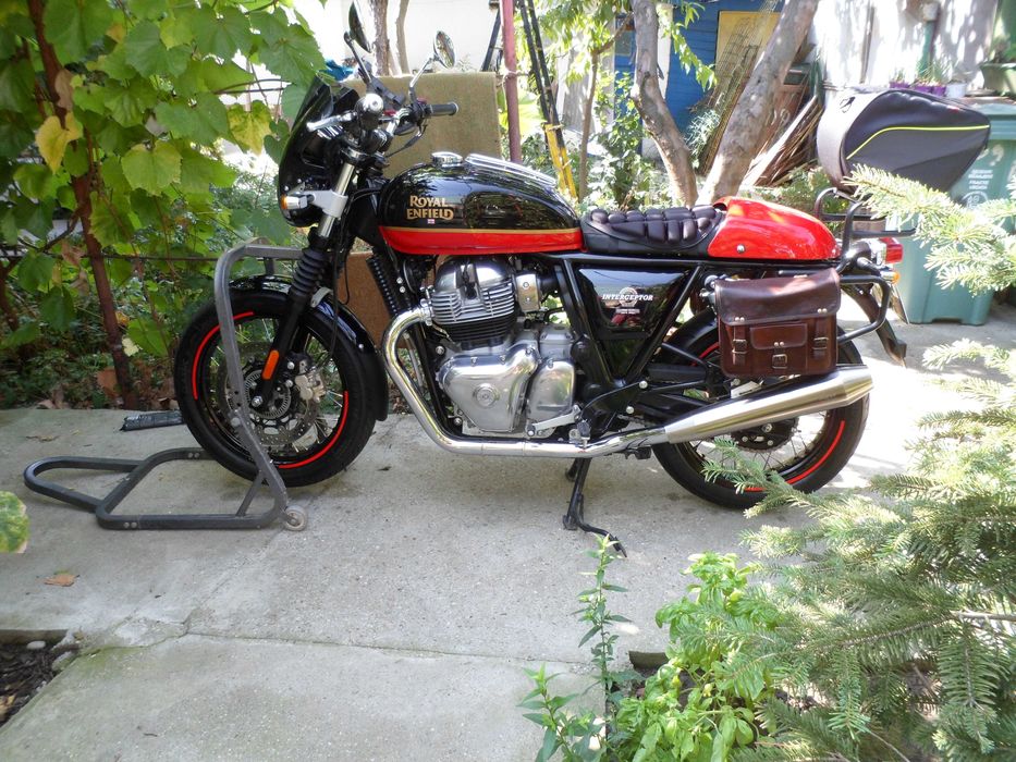 Royal Enfield Interceptor 650 cu sau fara accesorii