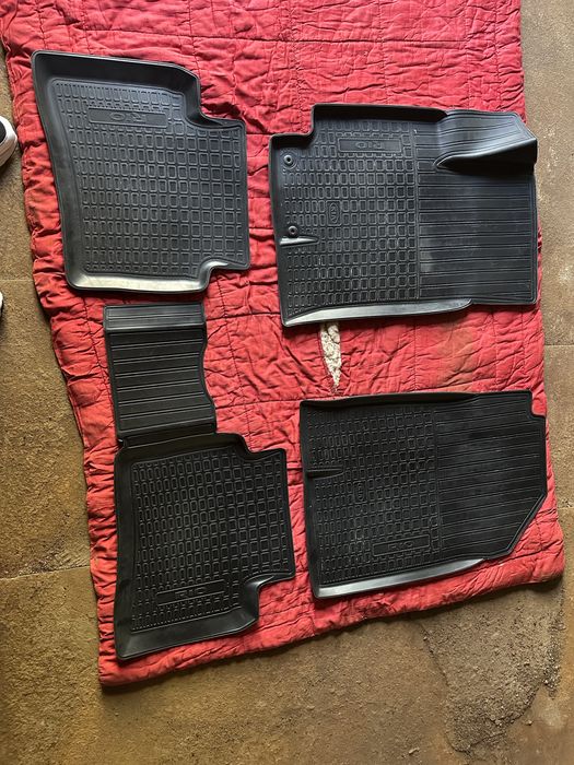 Продам коврик на Киа Рио оригинальные состояние новое