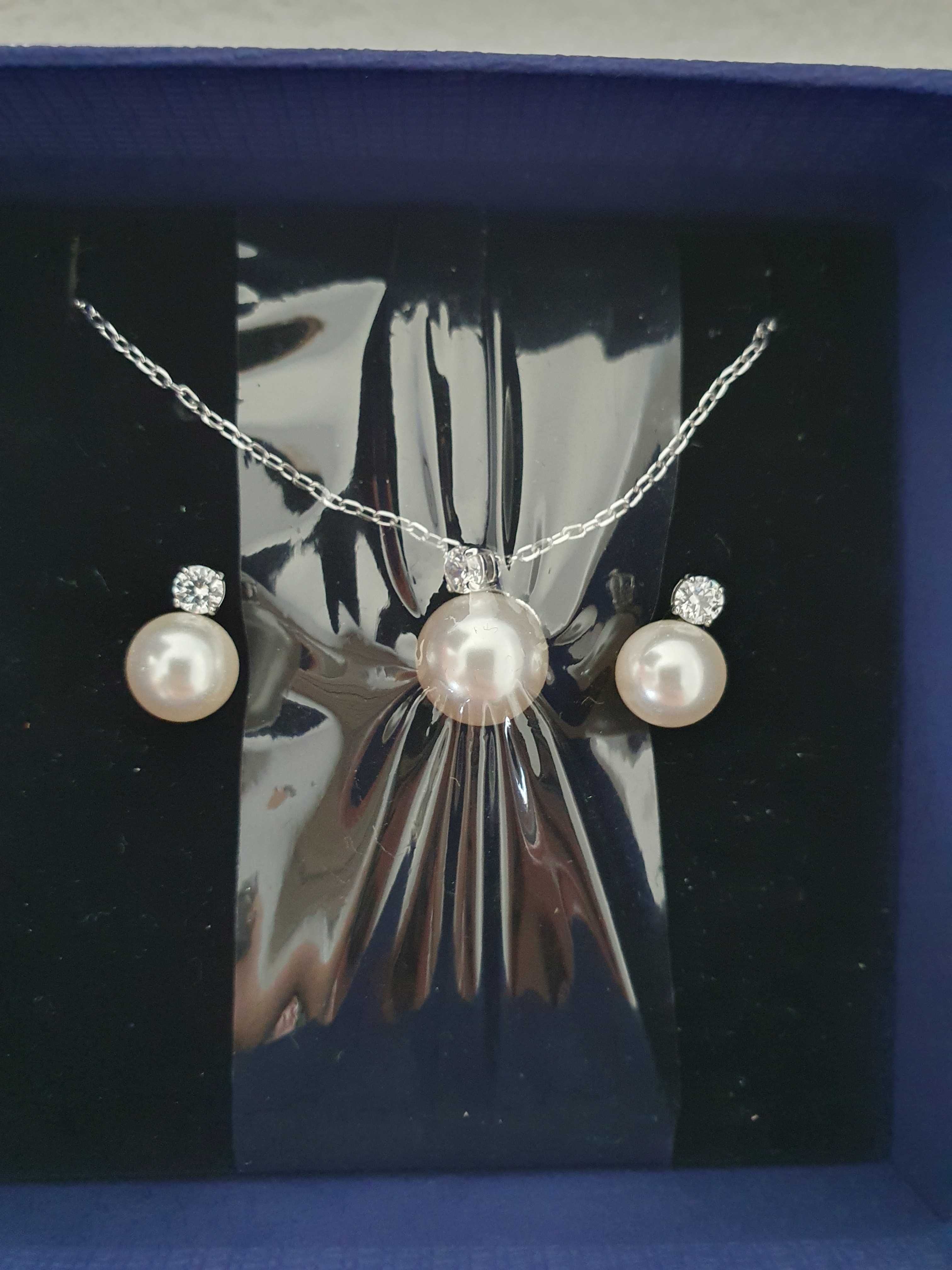 Vand set Swarovski (cercei si lant cu pandant) cu cristale si perle.