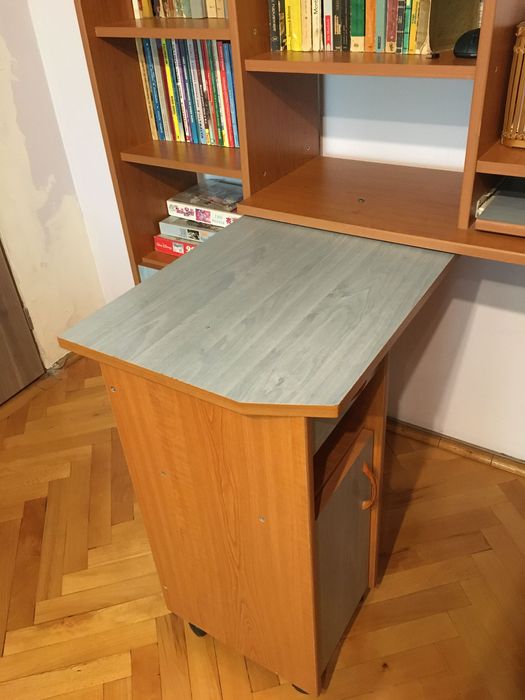 Biblioteca cu birou integrat