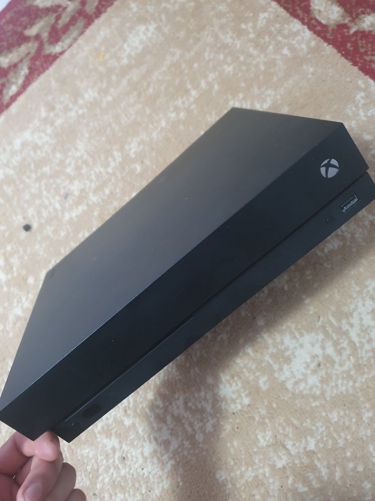 Vând xbox one x 1T