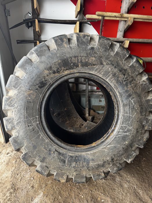 Шина на спецтехнику. Погрузчик, экскаватор