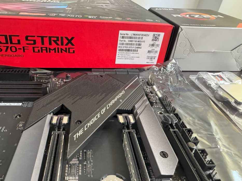 Placa de baza: ASUS ROG STRIX X570-F Gaming - ca noua, cutie + factura