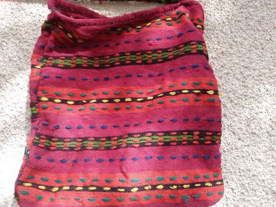 Автентични  фолклорни вещи: торбички, люлка/цедилка и черга/пътека