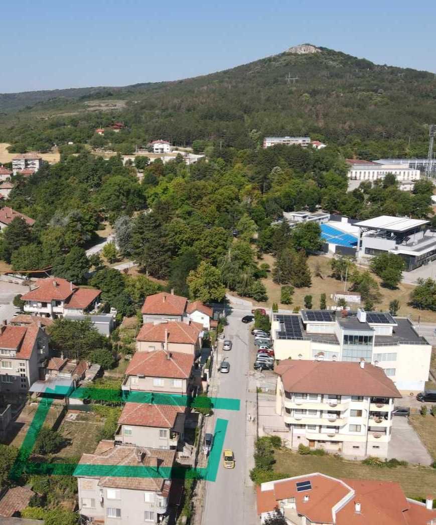 Имот с двуетажна къща, с гараж, Център, град Горна Оряховица