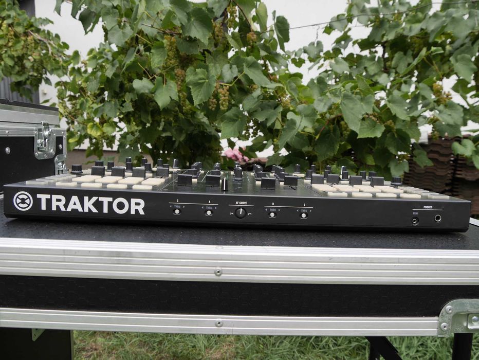 Mixer Traktor S8 cu 4 canale