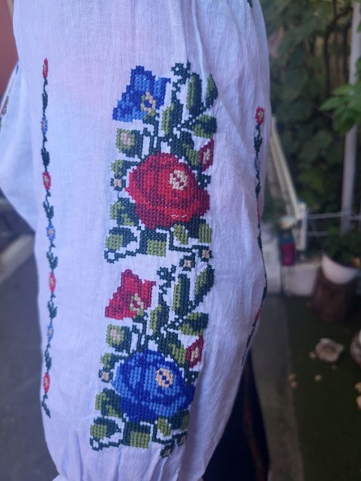 Vând costum popular