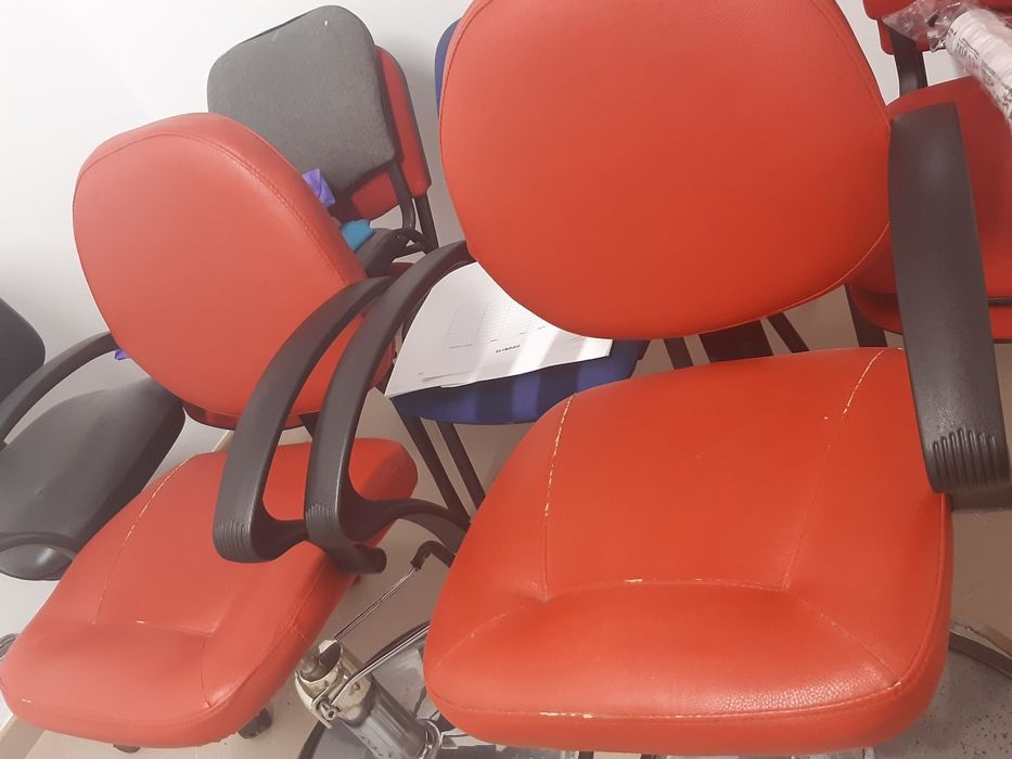 Vand scaune birou/salon cosmetica.