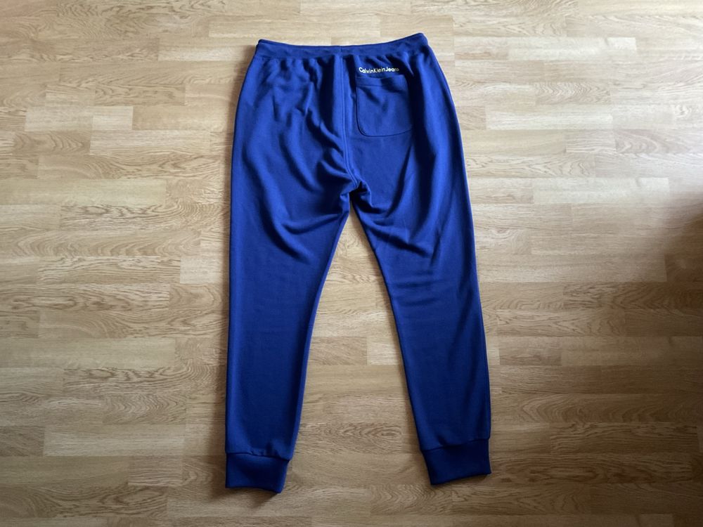 Pantaloni originali Calvin Klein ca noi