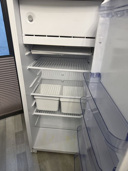 Холодильник сотилади