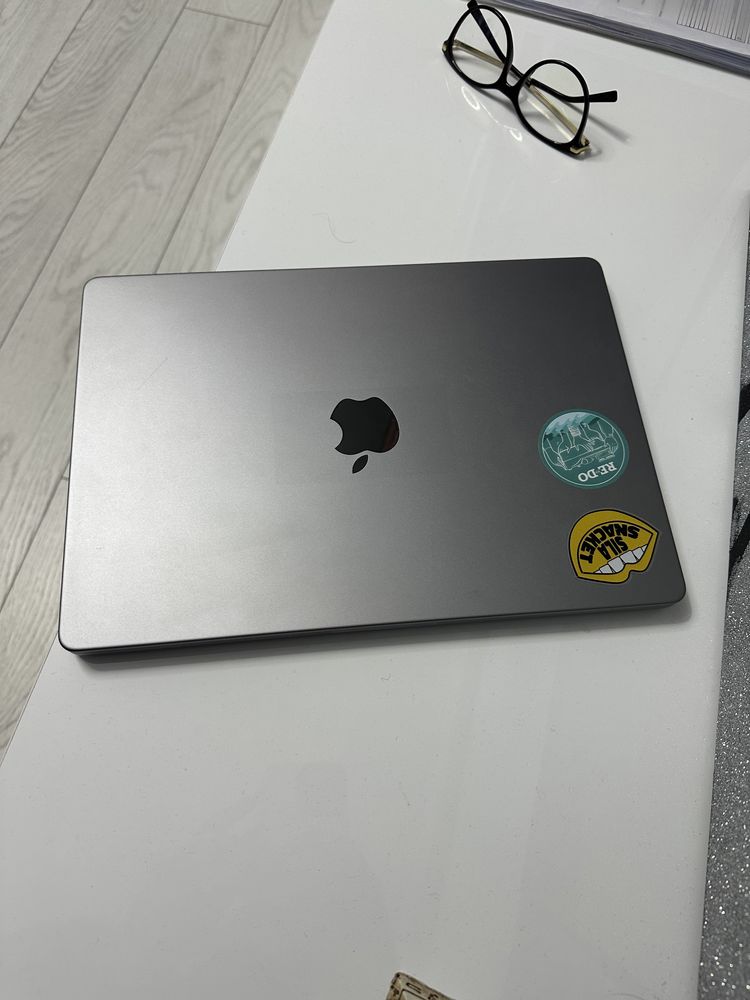Vand MacBook Pro 14 inch M1 2021 pentru piese