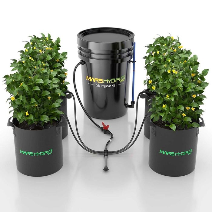 Kit irigare picurare cu pompa 22W si galeata 10L pentru plante