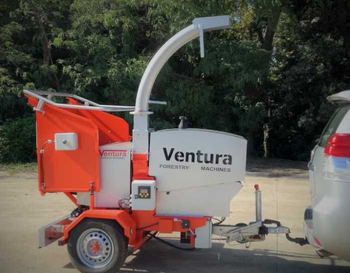 Tocatoare PROFESIONALE de crengi si lemn deplasible cu motor 25cai