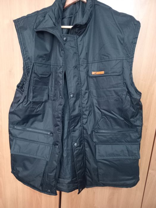 Vesta de vanzare. Material rezistent cu multe buzunare marimie 3XL