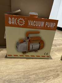 Pompa de vacuum cu camera de evacuare