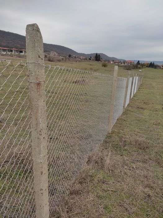 Изграждане на ограда с циментови колове и оградна мрежа