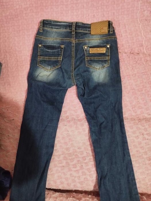 Женские джинсы по 50 тысяч каждые.