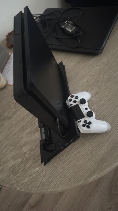 PS4 Slim 500GB + Maneta +Statie incarcare+cabluri