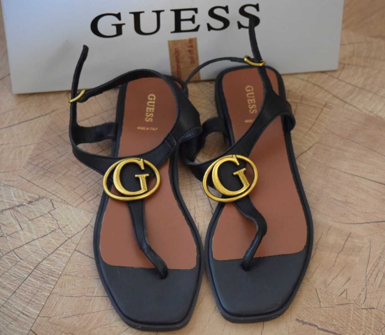 Ниски сандали с разделител между пръстите Guess