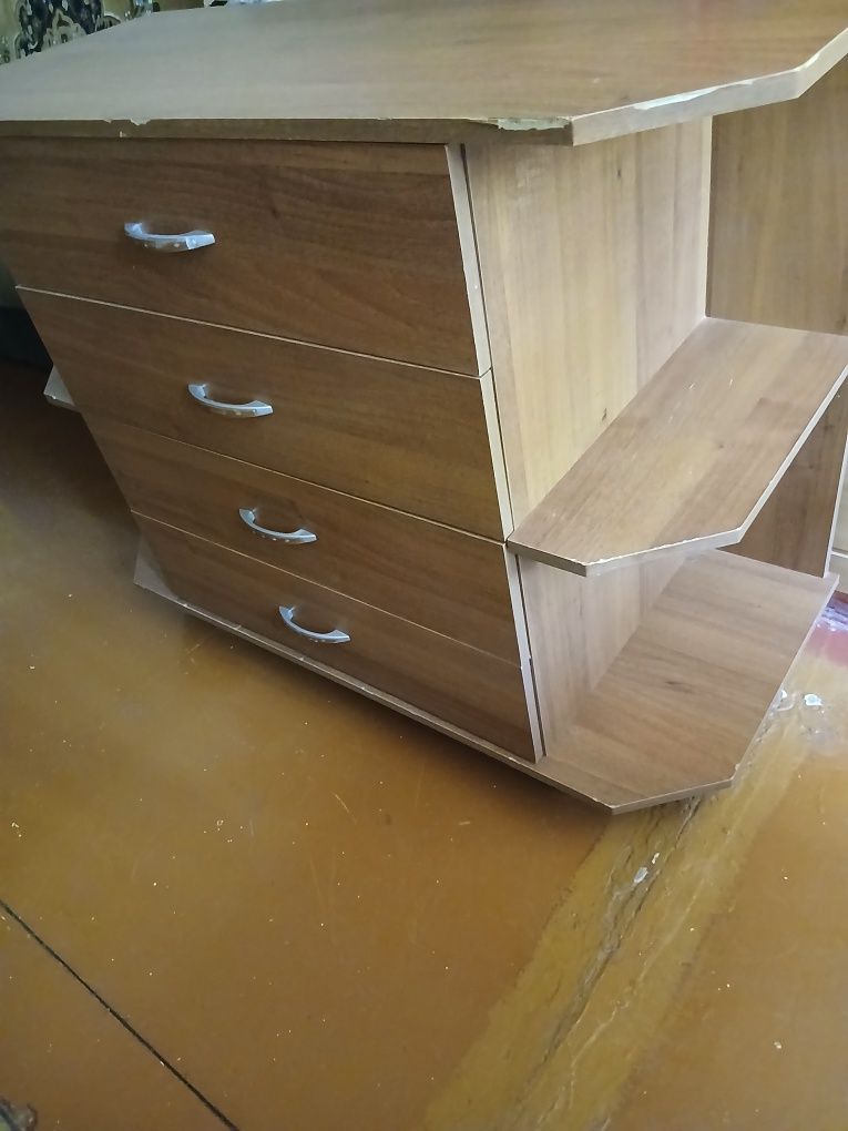 Камод коричневого цвета