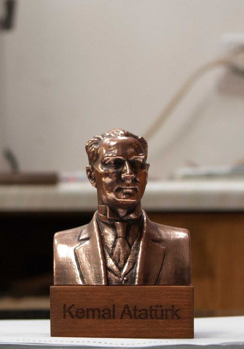 Бюстове на революционери-Ленин,Че Гевара,Атататюрк