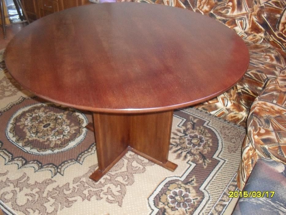 кръгла  дървена  маса