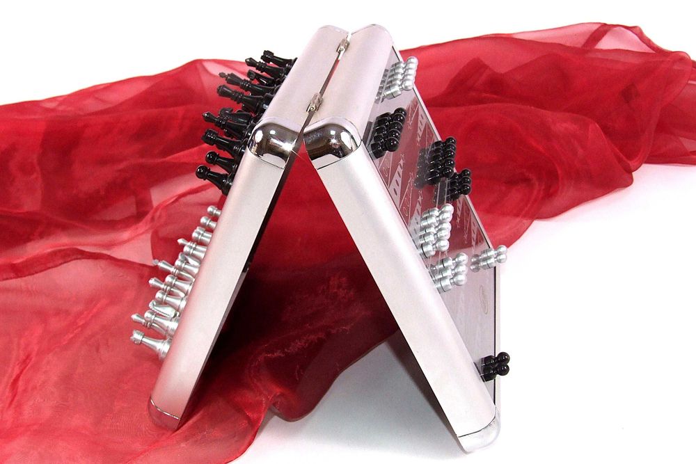 Table, Sah, Dame (3 in 1), piese magnetice BROOKSTONE, ideal calatorii