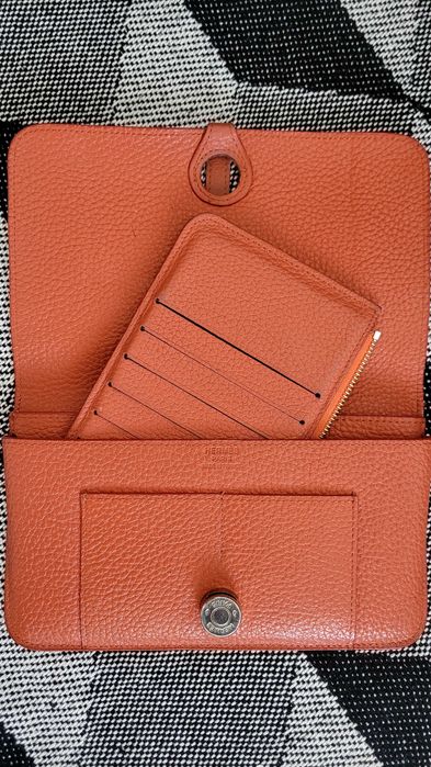 Portofel portocaliu piele. Folosit des dar ingrijit, stare buna