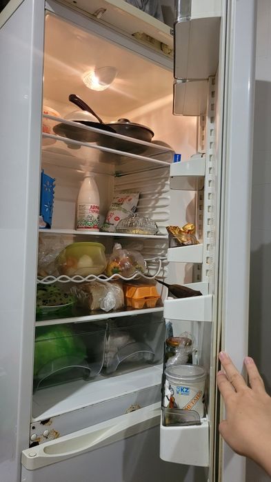 Продам.холодильник и кухню