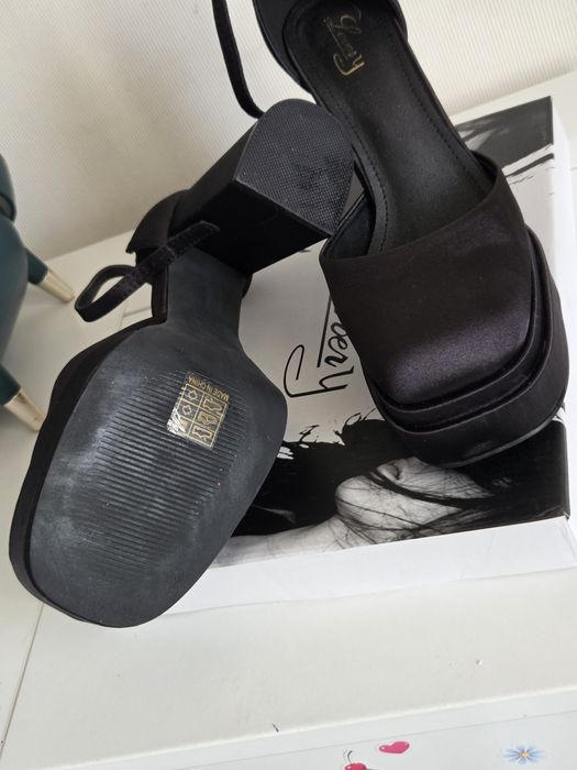 Дамски обувки на висок ток