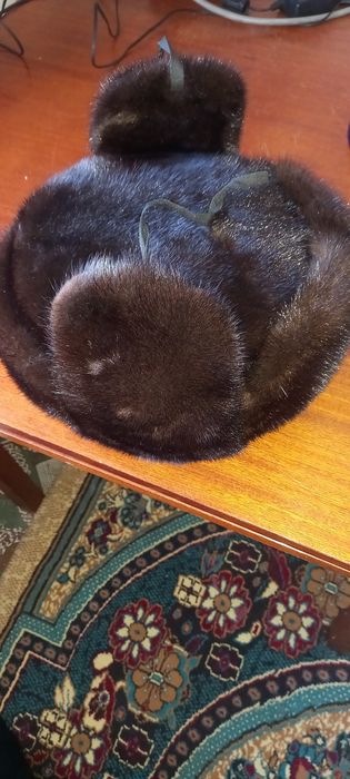 Продам отличную норковую шапку ушанку в идеальном состоянии.